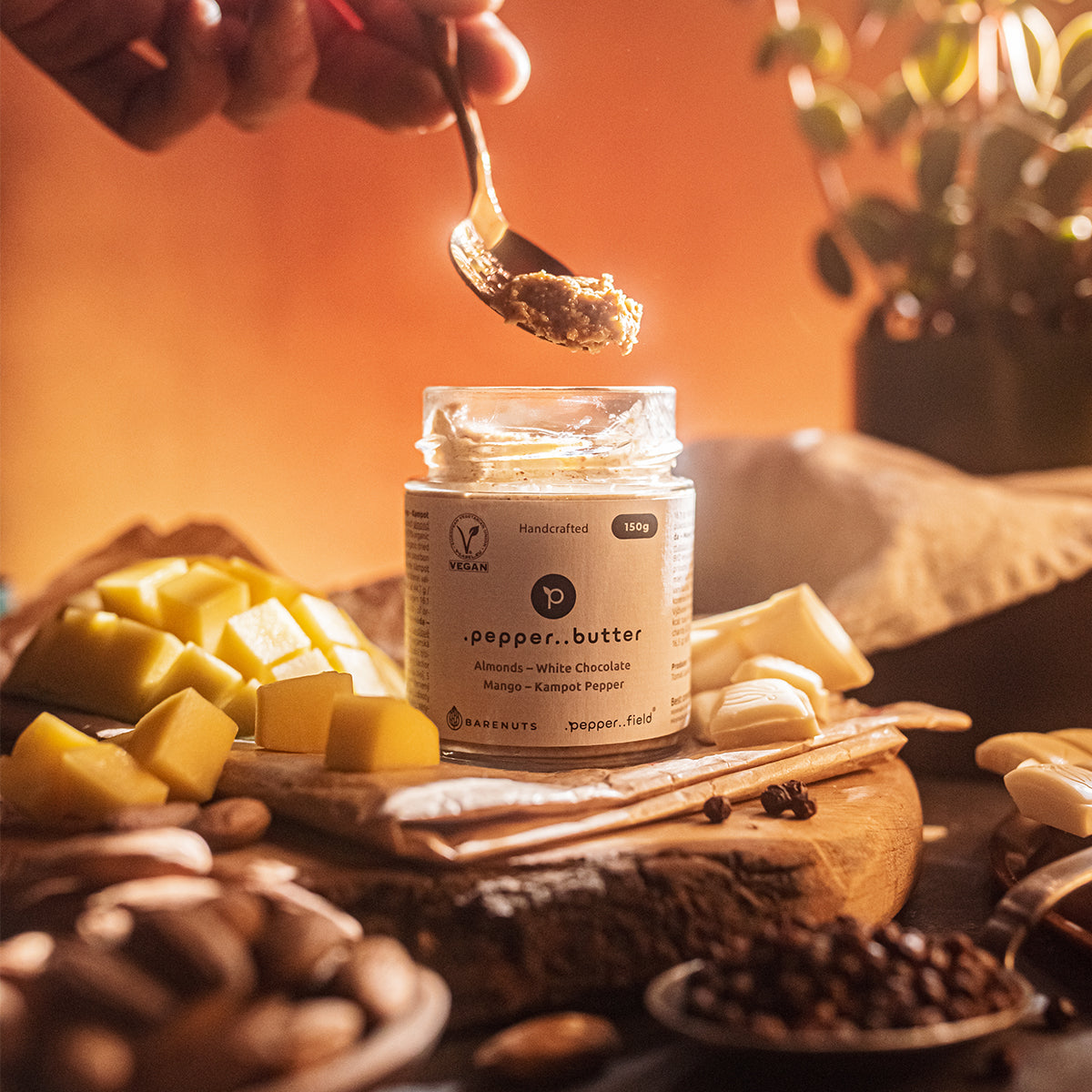 Mandľové maslo s bielou čokoládou, mangom a Kampotským korením (150g)