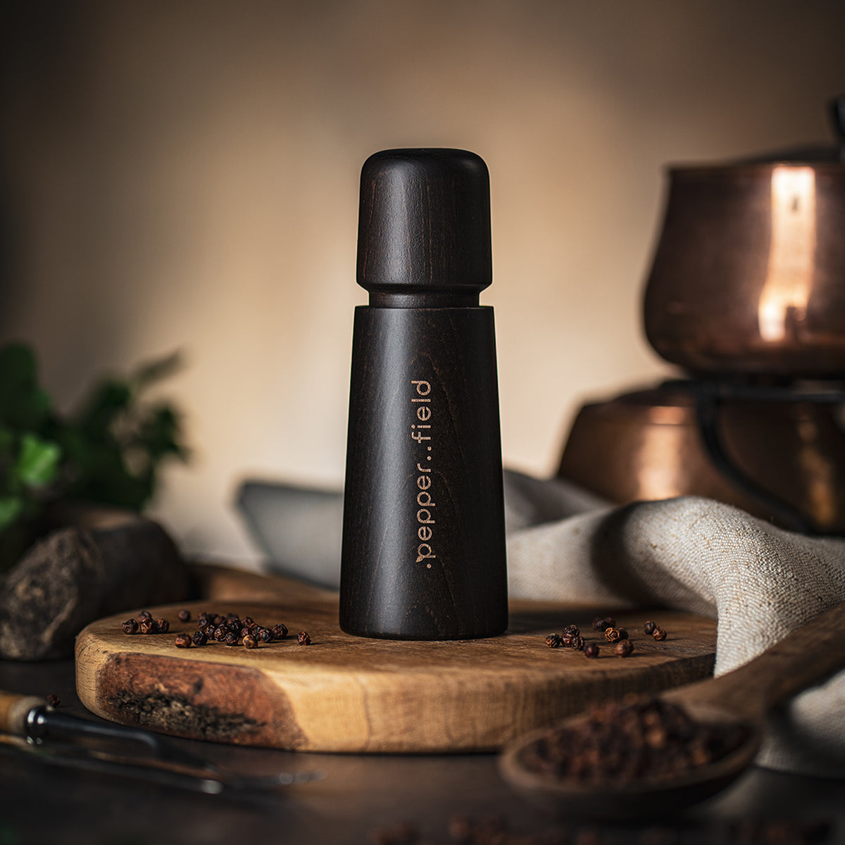 Black Scandinavian pepper grinder (17cm) + black 20g (free)